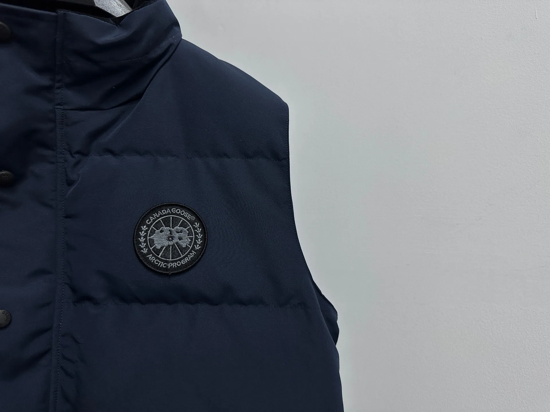 P360 [Canada Goose] Canada Goose black label #Freestyle Crew 4151mb men’s and women’s vest down ➖ Imported Behringer embroidery machine with customized 10,000-needle embroidery label! ➖ Imported 21-count polyester-cotton blended original fabric, using Feather-Light 10D waterproof coating fabric, made of 84.5% polyester fiber and 15.5% cotton, 100% the best feel in the entire network! ➖ The genuine official website uses the national standard 80 white duck down, and will never be misled by false claims such as 90 down or goose down! ➖ 100% nylon lining. Double double-layer sealing design to prevent velvet from running away. Top-grade polar fleece is used in the collar and pockets to keep warm and comfortable! ➖ Yoshida YKK provides original custom-made electroplated sliders. YKK two-way lockable zippers are tight and smooth and will not peel off paint! ➖ 3M composite original Velcro is durable, and all accessories and hardware are disassembled and customized! ⛔No slander, no exaggeration, no need for too much copywriting, because it is focused, it is professional!  SIZE: XS S M L XL XXL